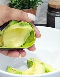 how many g of protein in an avocado